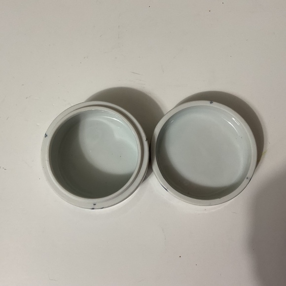 CHINESE BLUE AND WHITE Tiger Motif Circular Trinket Box Signed - Picture 4 of 5